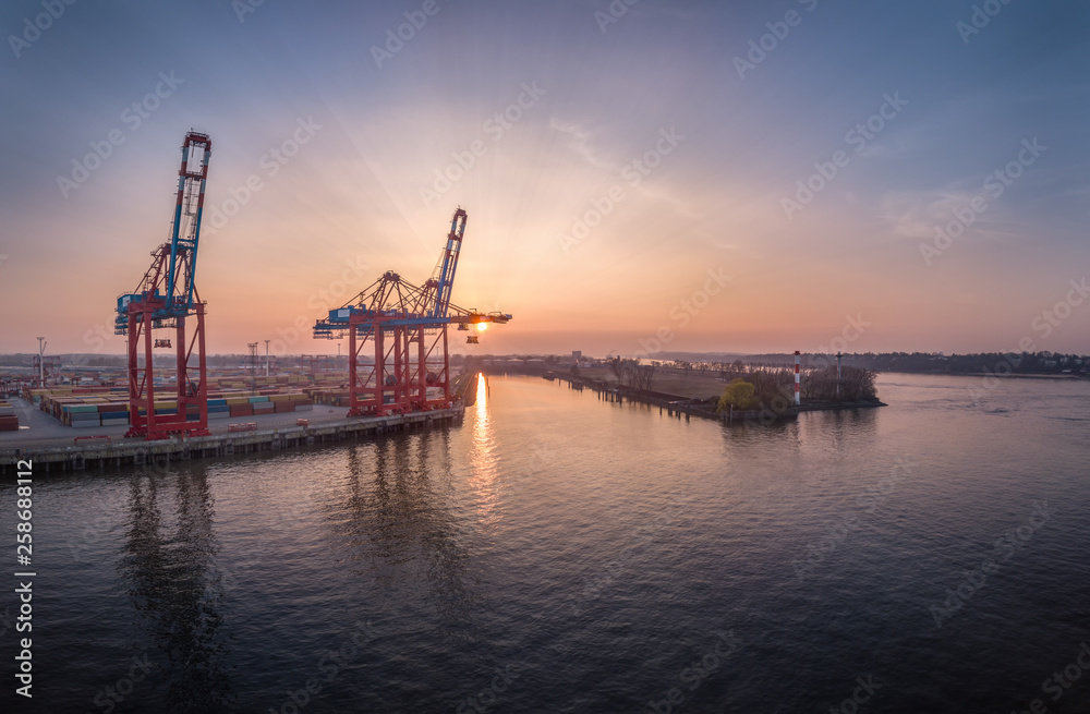 Containerterminal Burchardkai (Parkhafen / Waltershof) bei Sonnenuntergang im Hafen von Hamburg