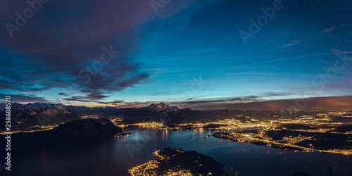 Bild auf Leinwand Blick auf Luzern und Pilatus von der Rigi bei Blauer Stunde