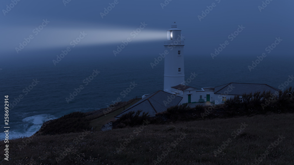 Der Leuchtturm von Trevose Head in Cornwall bei in der Dämmerung bei Nebel