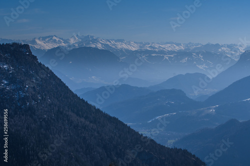 Bergblick ins Inntal im Frühjahr