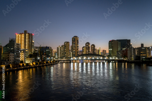 東京の都市風景　工事中の永代橋と石川島の夜景２ © onotorono