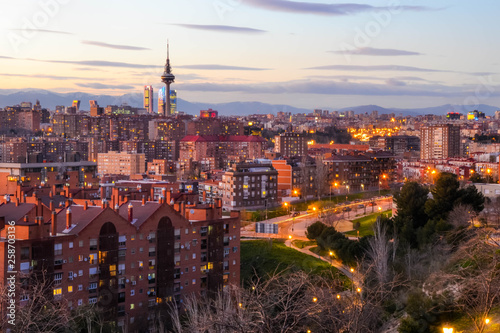 Obraz na płótnie Madrid Skyline view From Cerro del Tio Pio (Siete Tetas Park) during the evening. Vallecas, Madrid, Spain w salonie