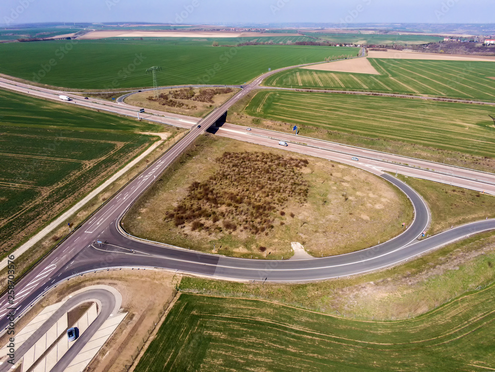 Autobahnanschlussstelle mit Autobahnbrücke als Überführung in ländlicher Region