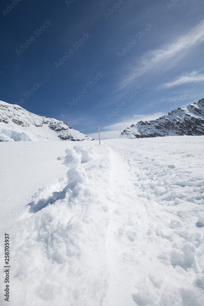 Obraz premium Jungfraujoch jest znaną górą turystyczną Alp w Szwajcarii