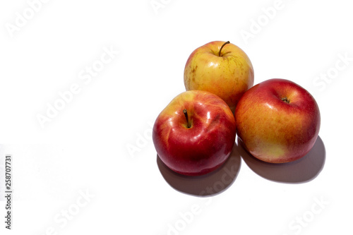 apples on whitr background