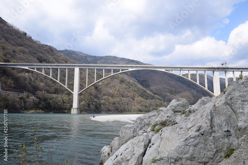 池田ダム湖に架かる高速道路橋