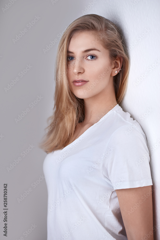 Hübsche blonde junge Frau blickt in die Kamera Hübsche blonde junge Frau blickt in die Kamera