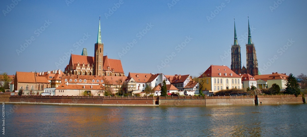 Fototapeta A panorama of a Wroclaw with church and a cathedral next to a river