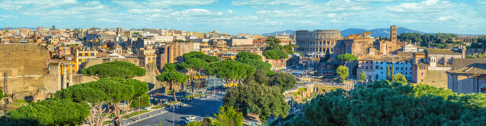 Fototapeta premium Malownicza panorama Rzymu z Koloseum i Forum Romanum, Włochy.