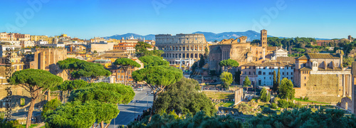 Quadro em tela Scenic panorama of Rome with Colosseum and Roman Forum, Italy.