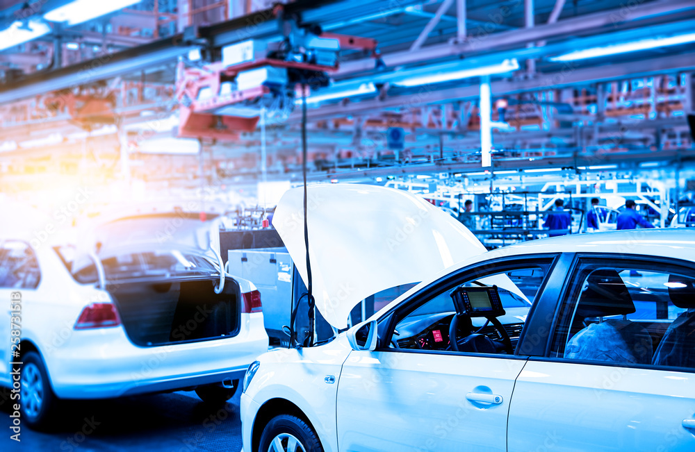 Obraz premium Cars being produced on the assembly line