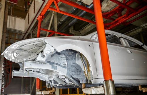 On the assembly line of automobile manufacturing, the body frame is being queued for processing and manufacturing.