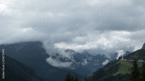 Wolken hängen an den Bergen Dolomiten 