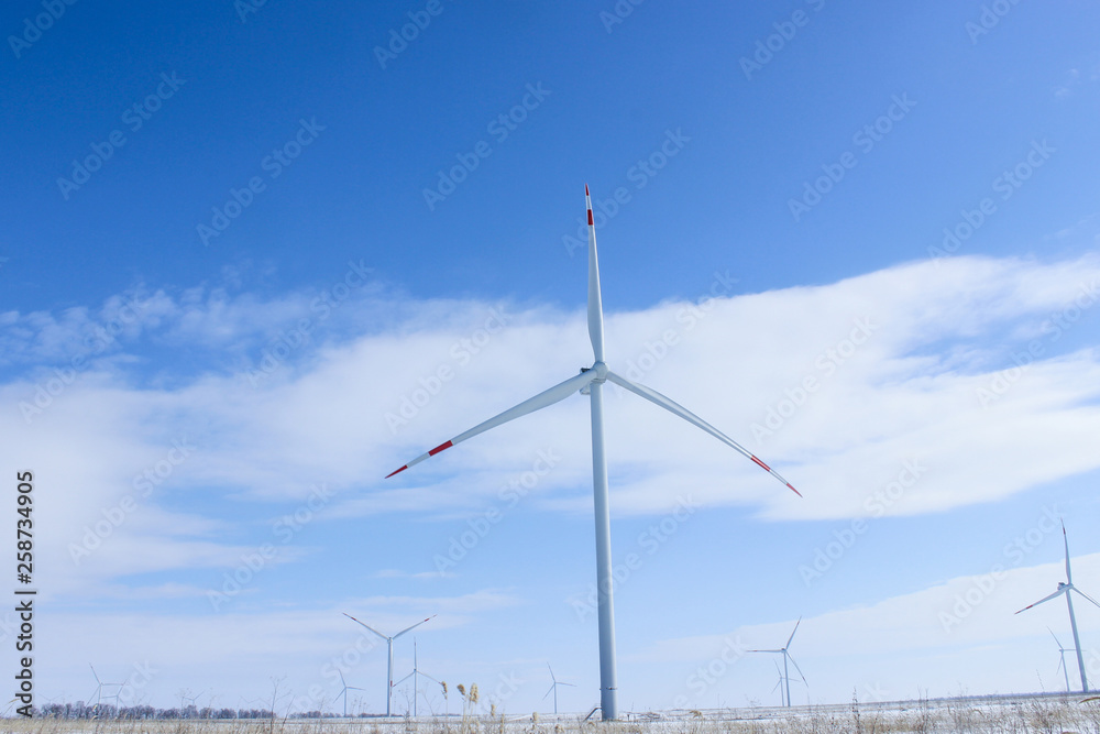 Windmühlen im Feld Frühling Stromerzeugung
