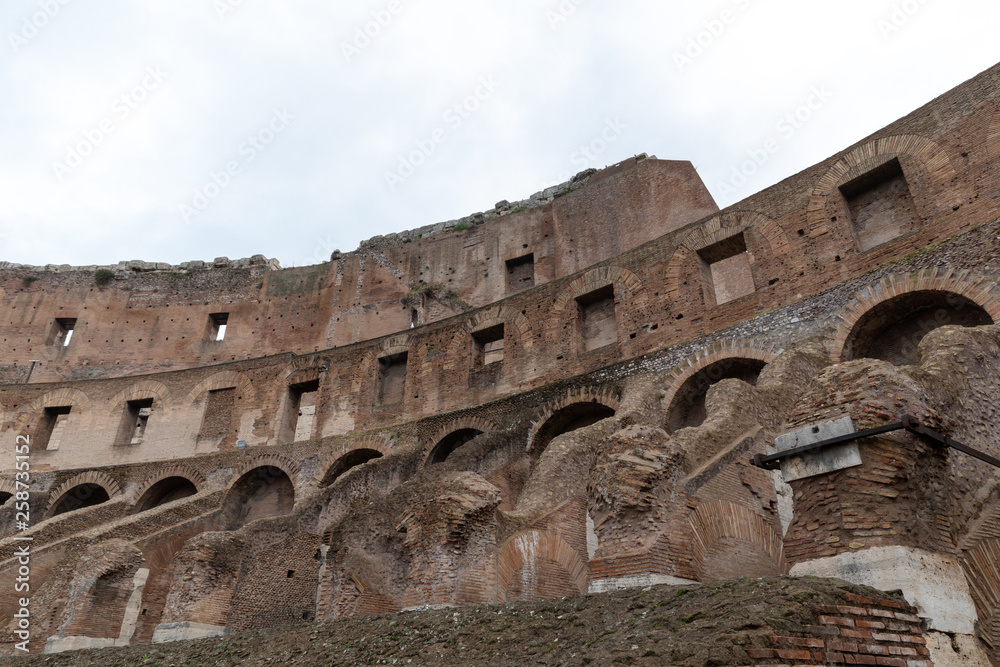 Intérieur de Colisée à Rome en Italie