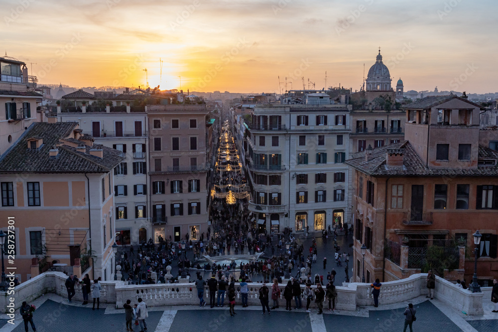Naklejka premium Coucher de soleil sur la piazza di spagna à Rome en Italie