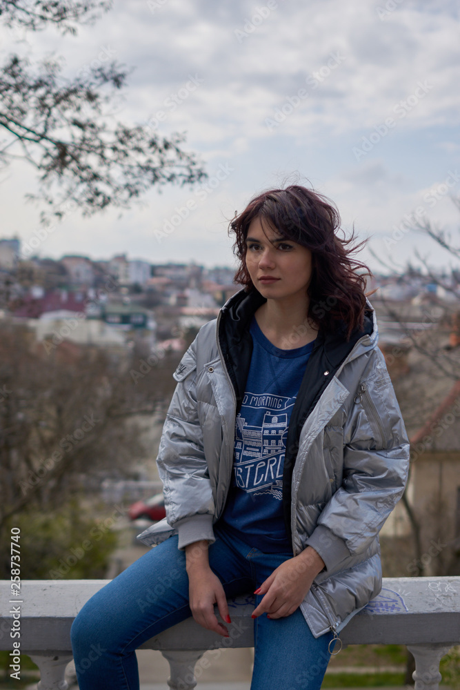 Obraz premium Young brunette walking in a park in spring