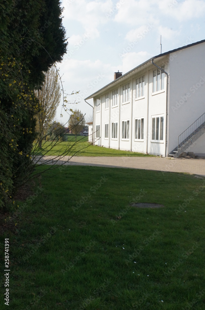 Obraz premium white house,architecture, house, building, home, old, sky, grass, residential, houses, blue, green, buildings, window, exterior, street, outdoors, roof, lawn, city