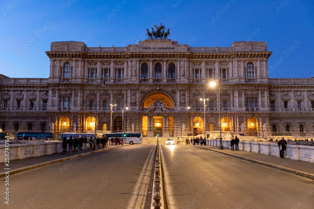Fototapeta premium Widok na Tyber w centrum Rzymu we Włoszech