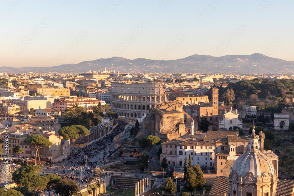 Toits de la ville de Rome au couchant