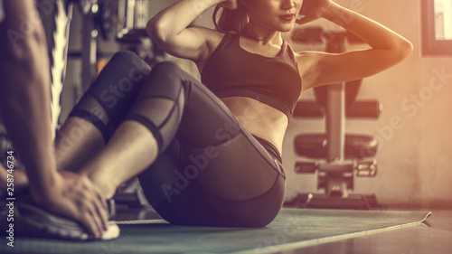 Tablou canvas Fitness woman doing sit-ups exercises