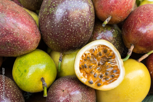 Obraz na płótnie fresh passion fruit in the local market w salonie