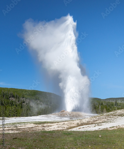 old faithful geyser in yellowstone national park eruption
