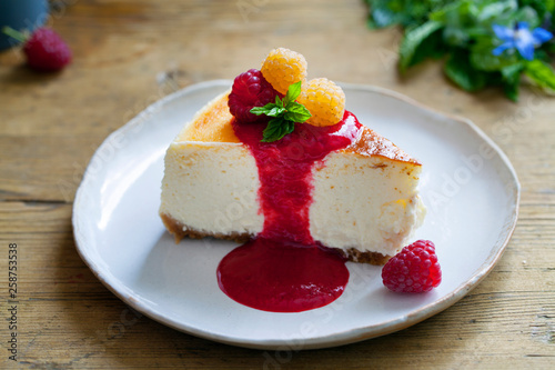 Vanilla cheesecake with raspberry sauce