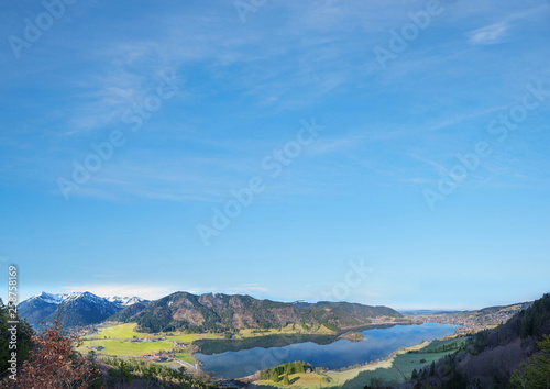 Blick auf den Schliersee, blauer Himmel Hintergrund