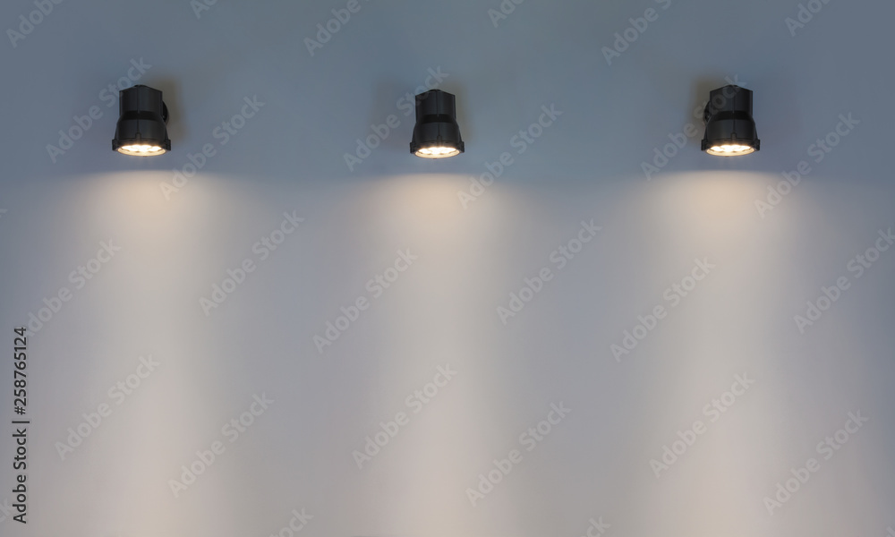MUR VIDE AVEC PROJECTEURS