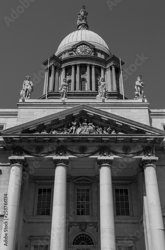 Irlanda. La Dogana di Dublino (in gaelico irlandese Teach an Chustaim) è un edificio neoclassico del XVIII secolo della capitale irlandese. photo