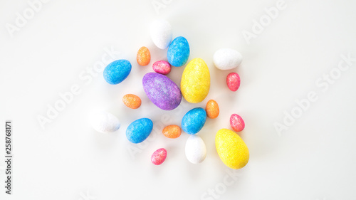 Kolorowe jajka wielkanocne na białym tle