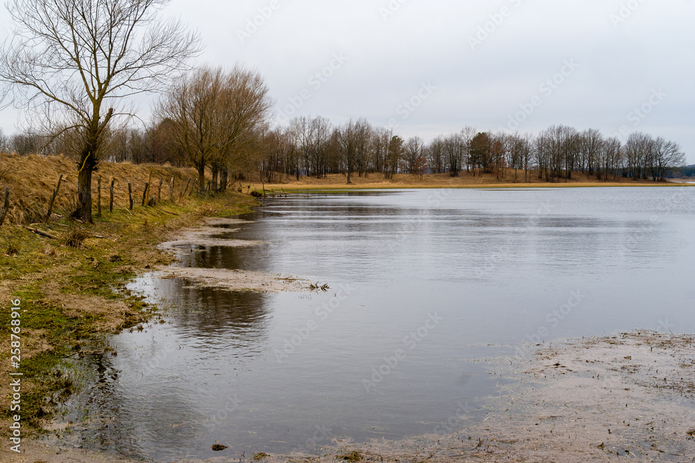 Rozlewiska Narwi i Biebrzy. Wiosna na Podlasiu Rozlewiska Narwi i Biebrzy. Wiosna na Podlasiu