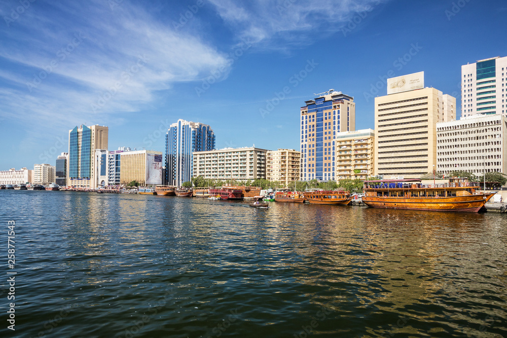 Obraz premium Dubai, UAE: Deira skyscrapers on Dubai Creek.