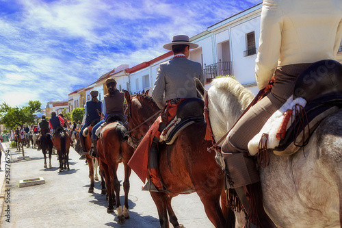 Romería de El Rocío, peregrinos a caballo pasando por el pueblo de Almonte en dirección a la Aldea de El Rocío