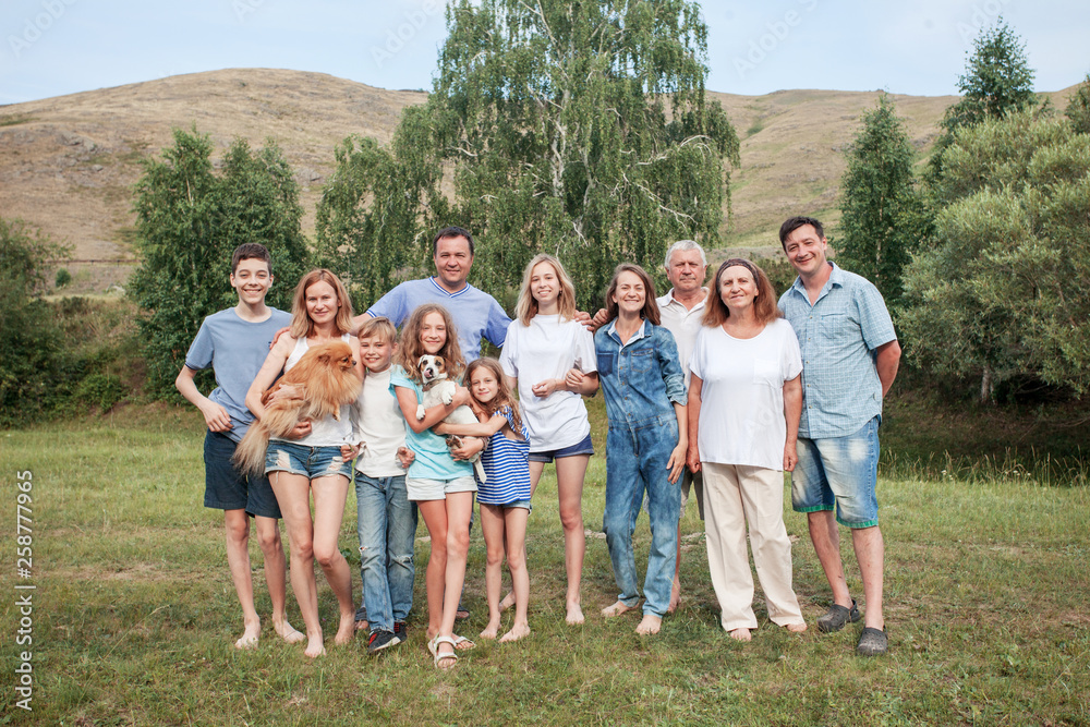 Obraz premium Happy big family outdoors
