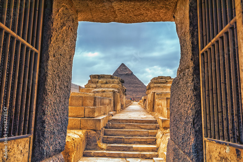 Obraz na płótnie Valley Temple of Khafre and the Pyramid of Khafre in Giza, Egypt w salonie