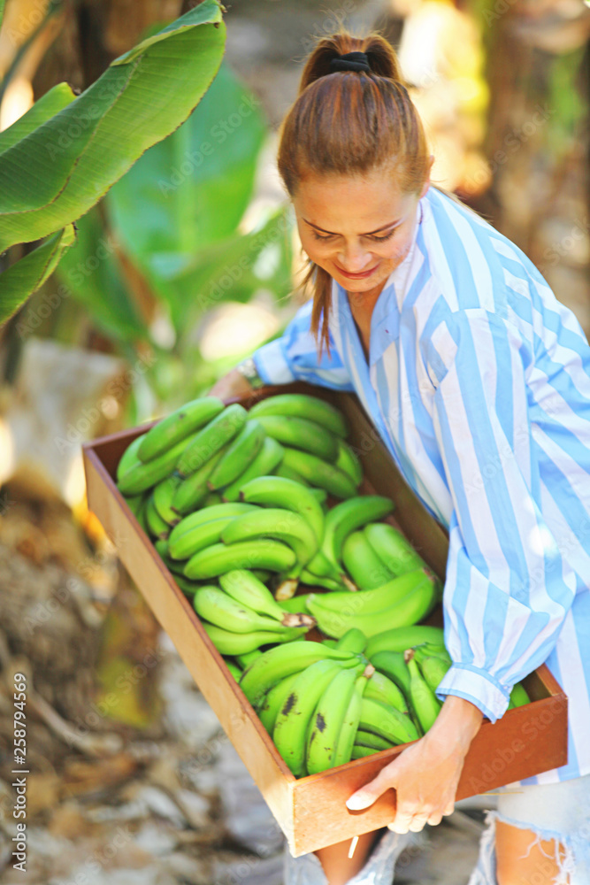 Obraz premium girl with a box of bananas