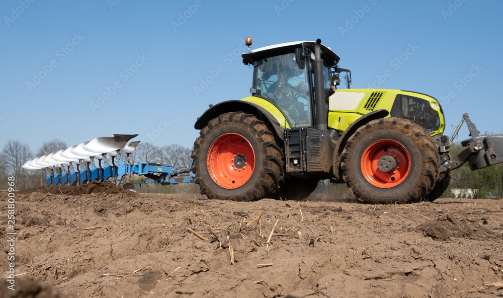 Acker pflügen im Frühjahr
