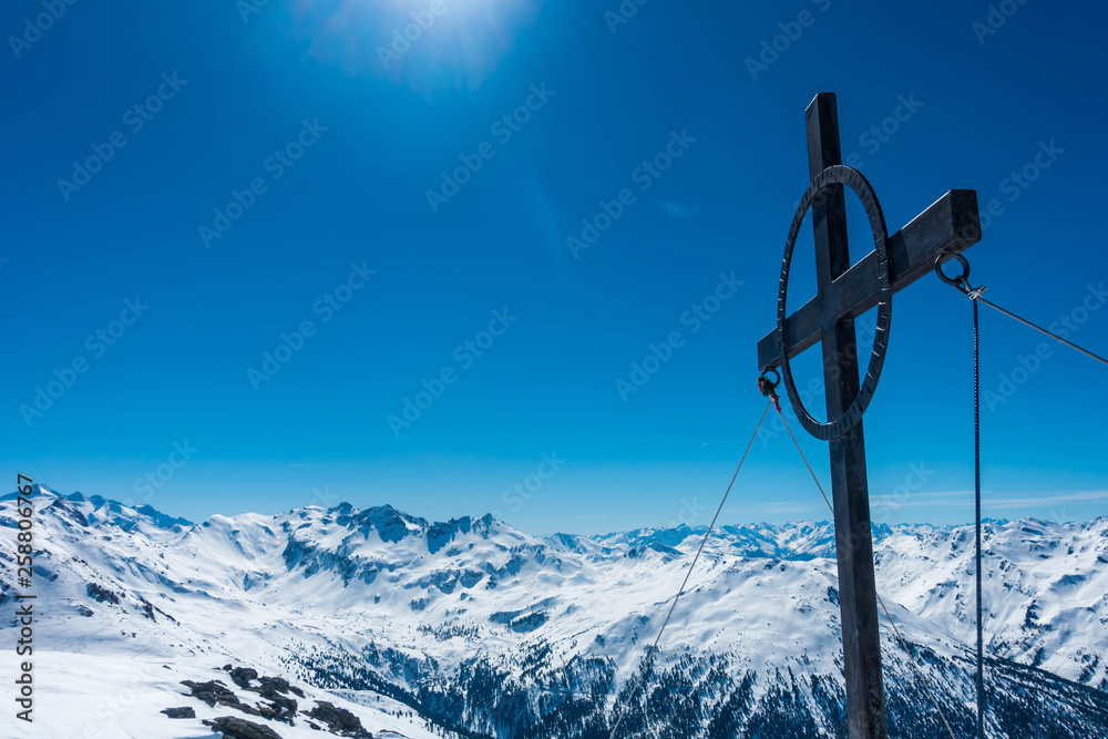 Blick von Krovenzspitze auf Tuxer Alpen im Winter