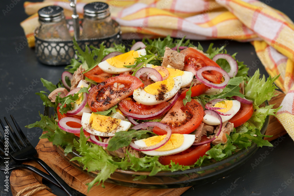 Healthy salad of organic salad with canned tuna, tomatoes, chicken eggs and red onion. Healthy salad of organic salad with canned tuna, tomatoes, chicken eggs and red onion.