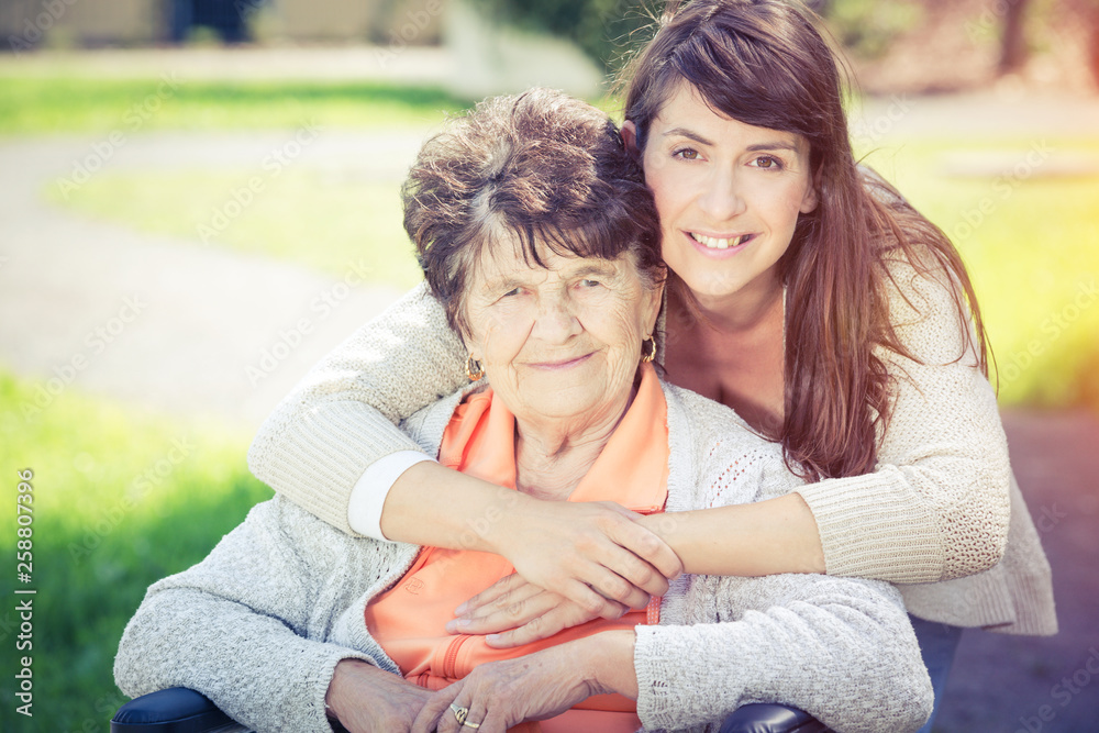 Tochter und Mutter und Pflegerin mit Oma Tochter und Mutter und Pflegerin mit Oma