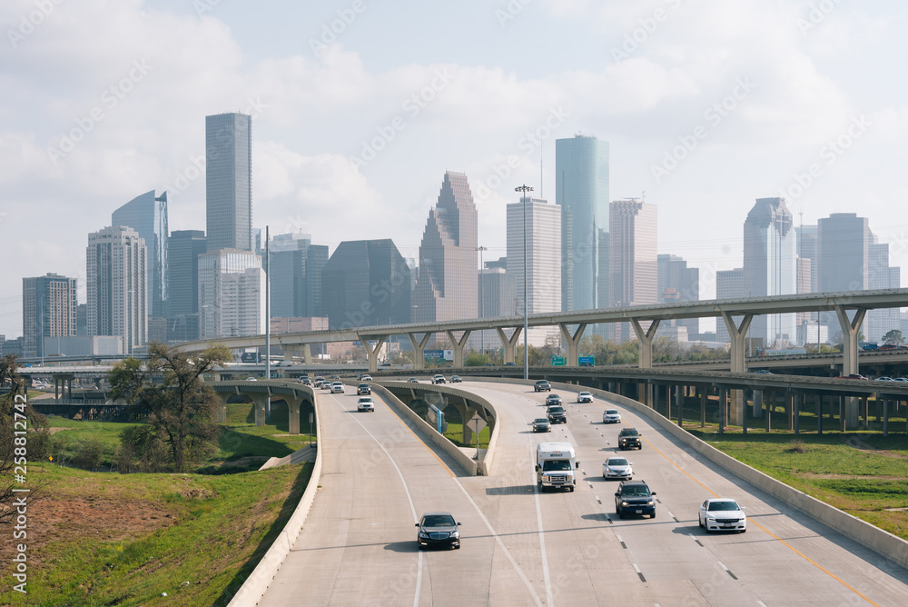 Obraz premium Interstate 45 and the Houston skyline, in Houston, Texas
