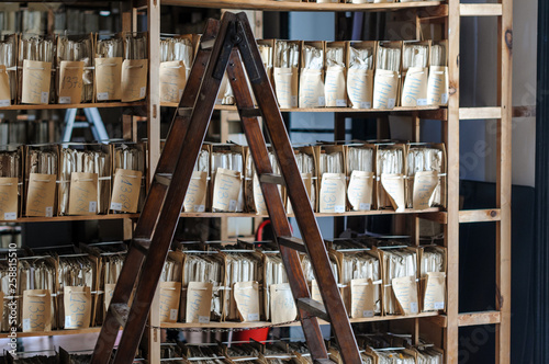 Sala de archivo con estantes de madera 05