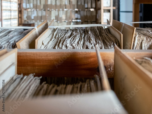 Sala de archivo con estantes de madera 08