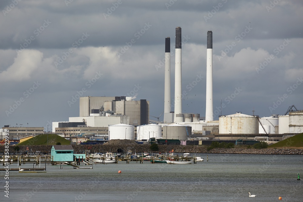Obraz premium Industrial Facilities by the sea