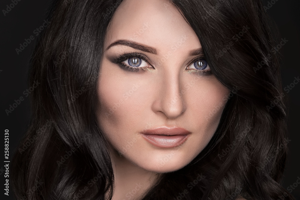 Fototapeta premium Portret seksownej brunetki z elegancką fryzurą i wieczorowym makijażem