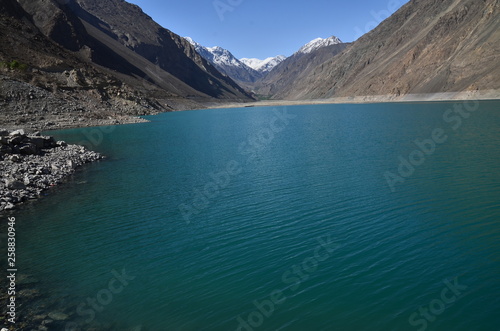 パキスタンのスカルドゥ　美しい山とサトパラ湖 © koujim30