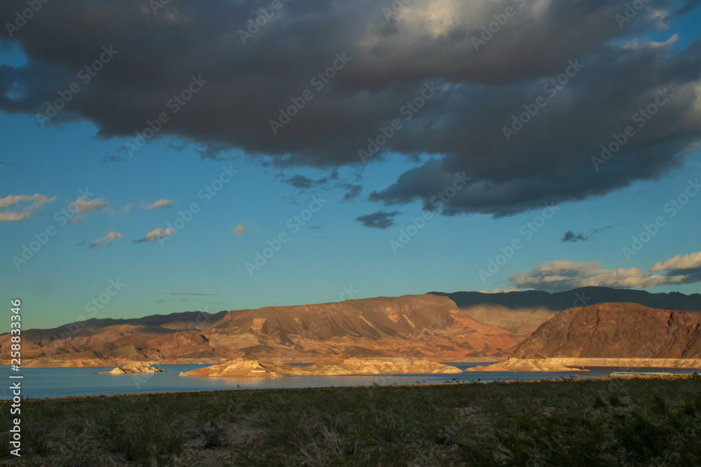 Obraz premium Lake Mead National Recreation Area with River Mountains in background