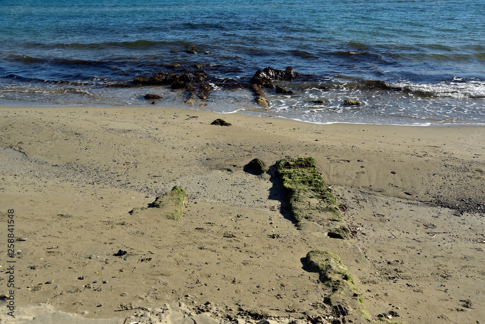 strand am meer mit alter verwitterter rampe für schiffe strand am meer mit alter verwitterter rampe für schiffe